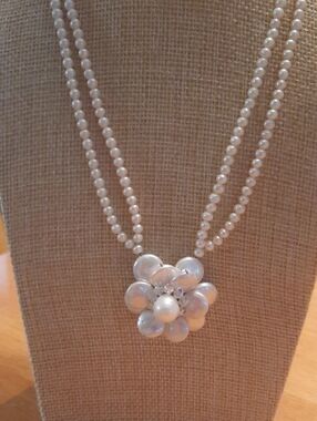 Elegant White Pearl Flower Pendant Necklace
